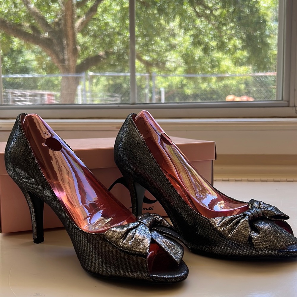 Nina Gunmetal heels with bow detail size 7.5